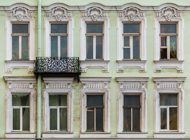 历史建筑立面上的阳台和窗户排成一排图片下载