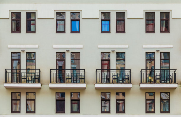 城市建筑立面上的一排排阳台和窗户图片下载