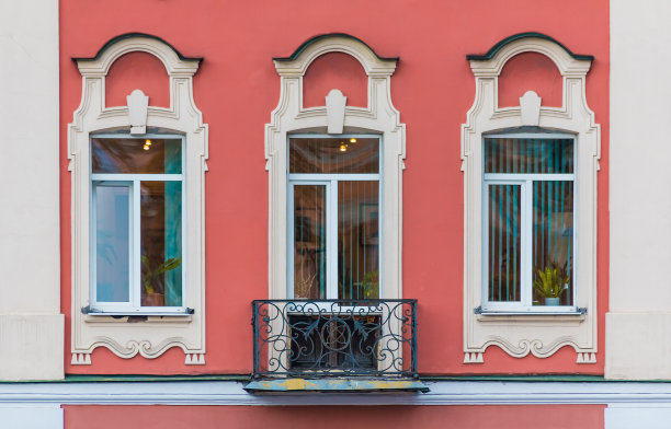 历史建筑立面上的一排排窗户图片下载