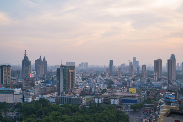俯瞰中国江阴现代城市建筑和旅游景观的天际线图片下载