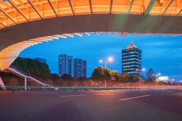 中国江阴现代城市建筑的天际线、柏油路和人行天桥图片下载