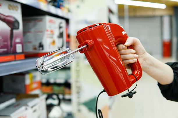 女顾客在家电店选购新的厨房搅拌机。关闭了。图片下载