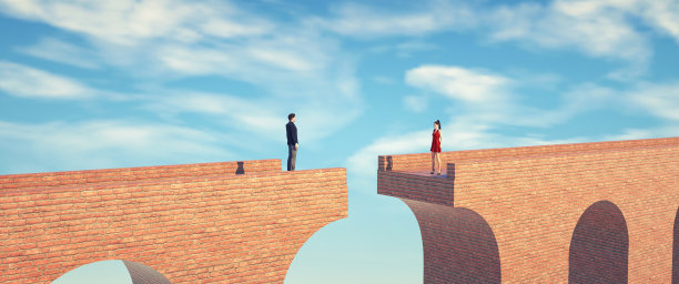 一对被桥隙隔开的夫妇。图片下载