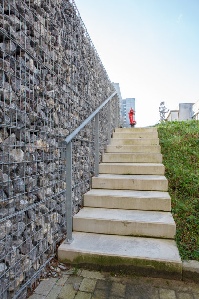 楼梯旁边的铁笼子里的石头栅栏图片下载