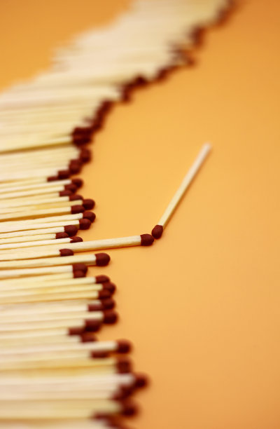 黄色背景上的火柴堆图片下载