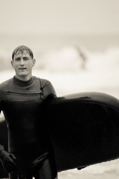 一个年轻人在康沃尔海岸冲浪后离开了水面图片下载