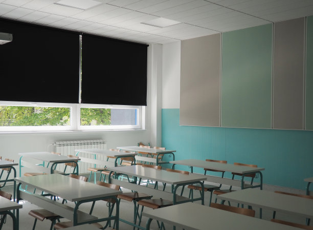 教室里空空如也。商业教育研讨会。现代的新学校。白色的家具。带有遮光窗帘或百叶窗的大窗户。空的学校教室。家具及学校设备图片下载