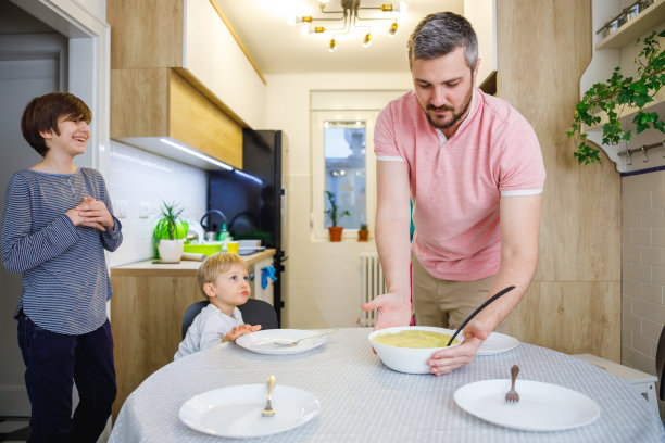 父亲摆好餐桌，一家人吃午饭的时间到了图片下载