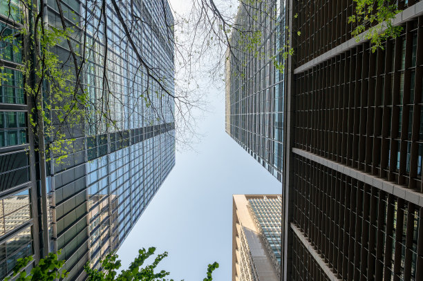 东京千代田区丸之内商业区的城市景观图片下载