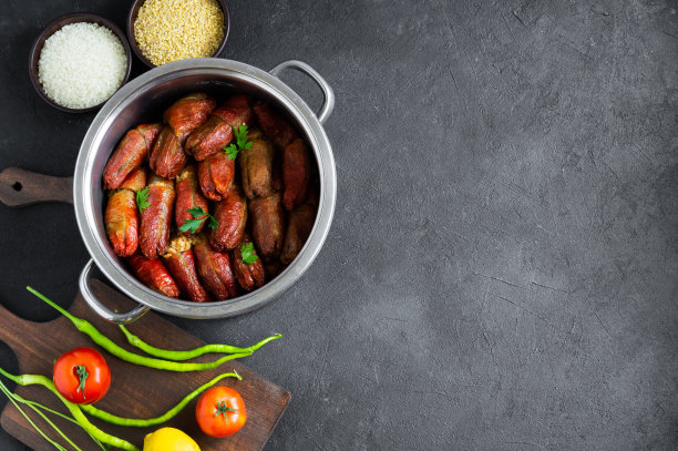 酿干辣椒在锅煮在乡村背景图片下载