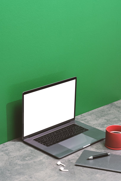 笔记本电脑模型，模板在混凝土桌面上与绿色背景图片下载