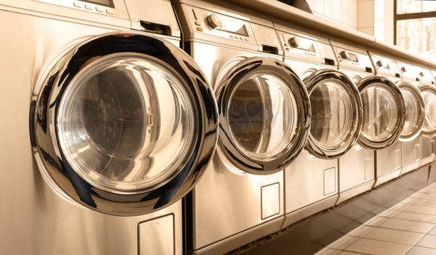 公共洗衣店里的一排洗衣机图片下载