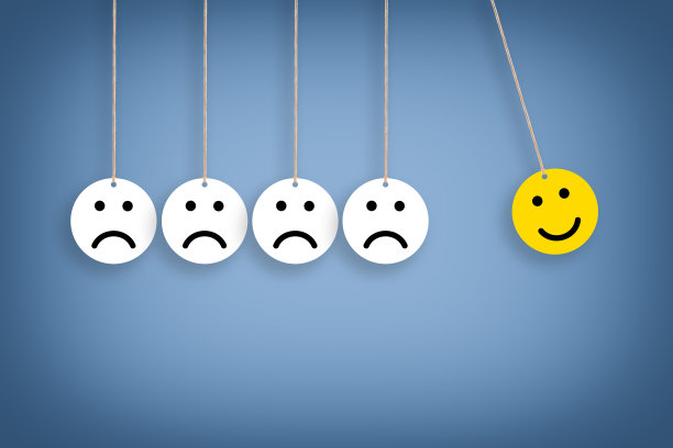 快乐概念画在纸板上的蓝色背景图片下载