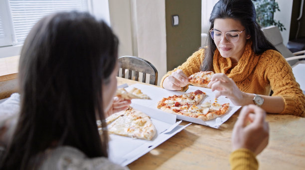 新冠肺炎疫情封锁期间，朋友在家吃外卖午餐。图片下载