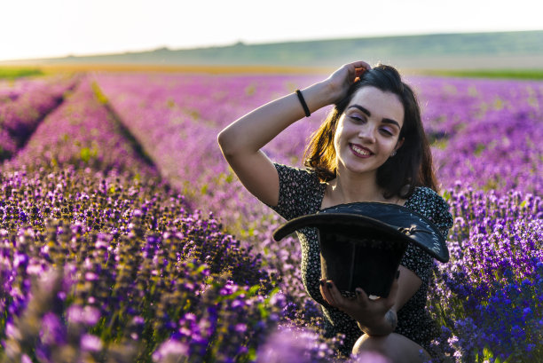 年轻美丽的女孩喜欢在薰衣草田图片下载