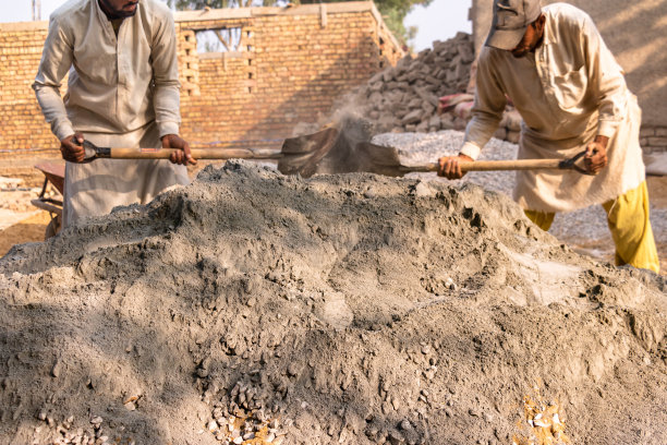工人搅拌水泥和石料粉碎图片下载