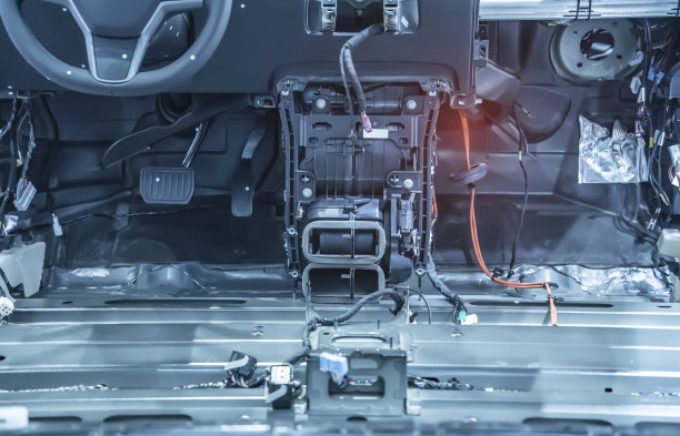 大型宽电缆带电线、连接器和接线端子，在电线修理厂和电工进行连接图片下载