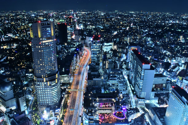 涩谷广场的夜景和灯光轨迹涩谷天空图片下载