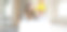 弟弟和妹妹在他们的新房间阁楼公寓的施工现场，带着平面图和黄色头盔，检查进度图片下载