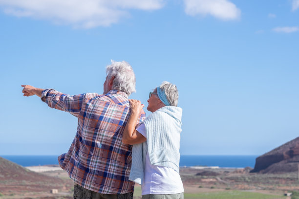 积极的老年夫妇在户外远足，登山，享受健康的生活方式后视图。风景海和山的背景图片下载