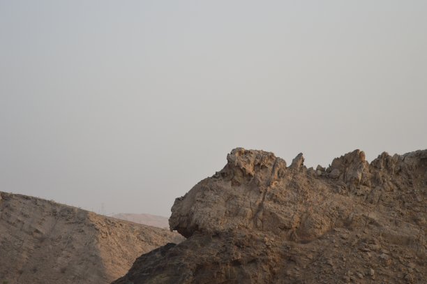 沙漠中的群山与天空图片下载