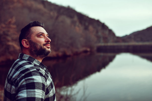 大胡子男人幻想着地球更美好的未来图片下载