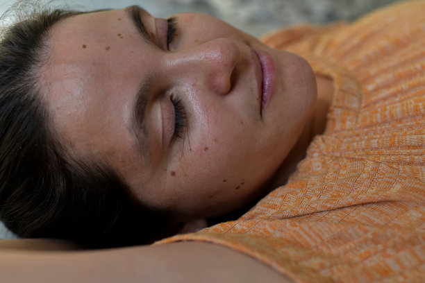 皮肤上有痣的女人图片下载