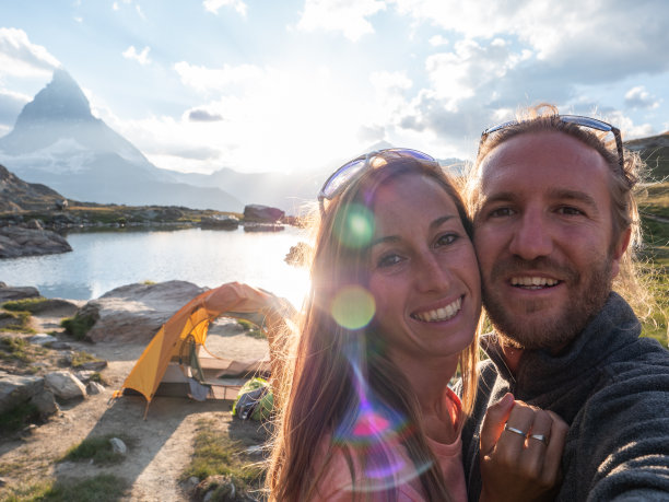 一对情侣在帐篷附近自拍，周末露营图片下载