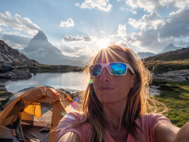 一名女子在远处马特洪峰露营地自拍图片下载