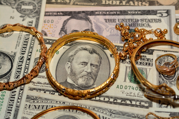 美元钞票上的黄金首饰：戒指项链手链图片下载
