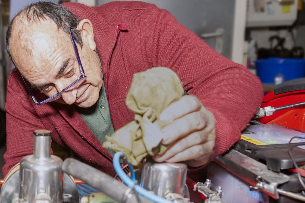 一位退休老人，他喜欢在业余时间修理汽车图片下载