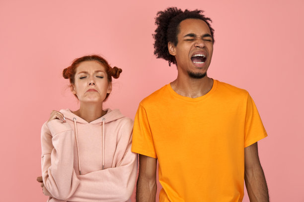 抑郁的混血家庭夫妇绝望地哭泣，感到消极的情绪，绝望地皱眉图片下载