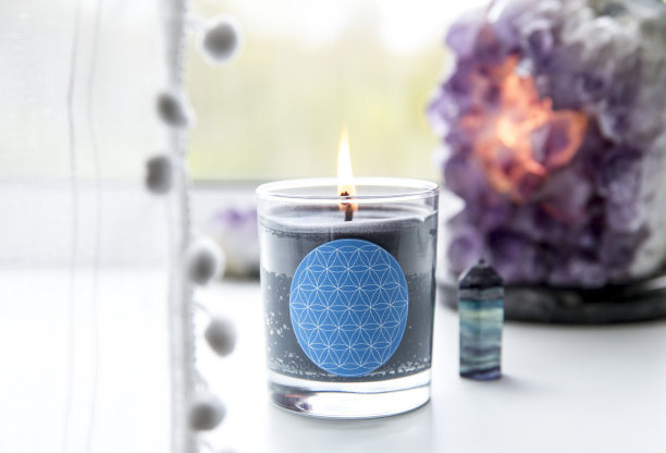 生命之花象征在家居装饰室内与半宝石紫水晶晶体灯。家居装饰理念中的精神象征。图片下载