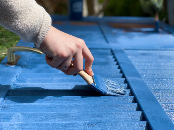 和家人一起粉刷地中海风格的百叶窗图片下载