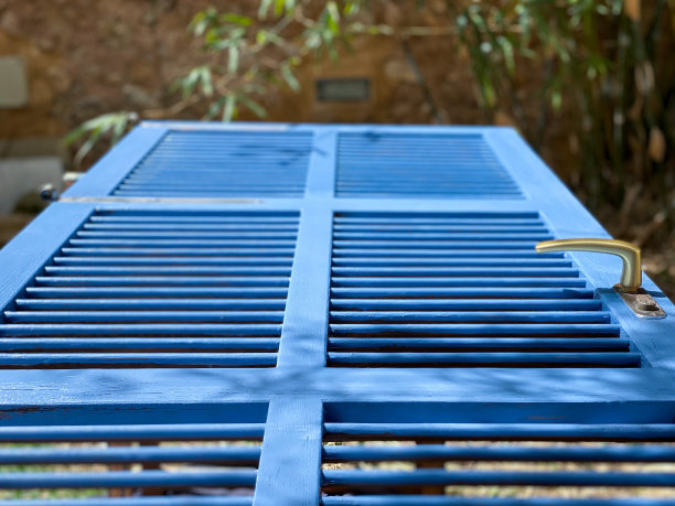 和家人一起粉刷地中海风格的百叶窗图片下载