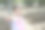小女孩展示半烤的棉花糖棒图片下载