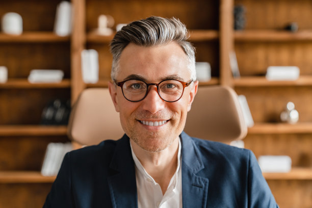 特写照片肖像高加索成熟中年男子戴眼镜，老板教师心理学家看着摄像头在办公室视频电话谈话会议图片下载