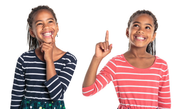 两个可爱的非洲双胞胎女孩在工作室白色背景指向一些东西图片下载