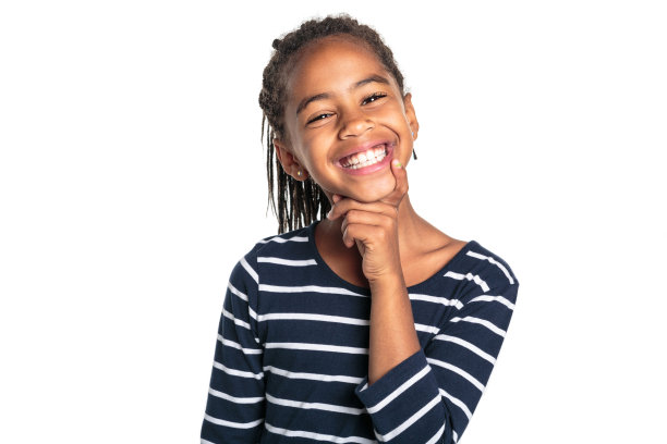 可爱的非洲小女孩在工作室的白色背景思考图片下载