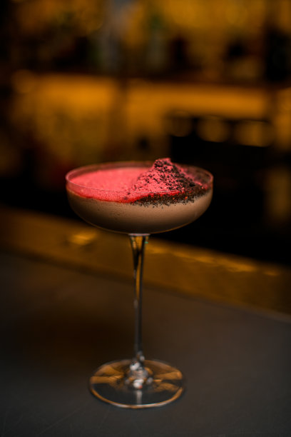 特写照片的棕色鸡尾酒在宽低玻璃在一个高的stemp图片下载