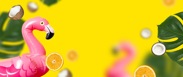 创造性的夏天的背景。粉红色充气飞行迷你火烈鸟热带树叶monster椰子在黄色背景，游泳池漂浮派对。平面拷贝空间。火烈鸟趋势充气玩具海滩概念图片下载