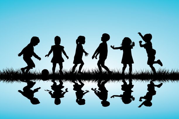 孩子们在户外玩耍的剪影图片下载