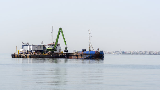 从海底清除垃圾的机器图片下载