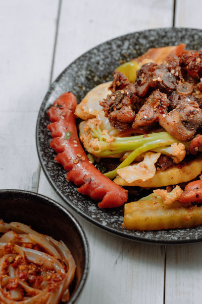 白色的木桌上放着中餐图片下载