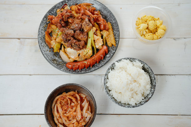 白色的木桌上放着中餐图片下载