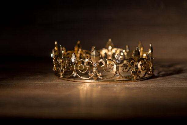 金色王冠，象征君主和权力。皇家的概念图片下载