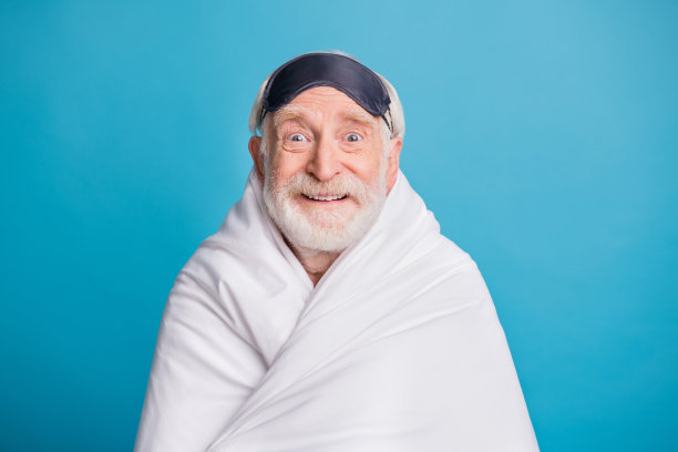 照片肖像兴奋老人在眼罩覆盖毛毯孤立在淡蓝色背景图片下载