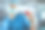 女医生或护士穿着蓝色制服，手套面罩抱着小红心在手术室图片下载
