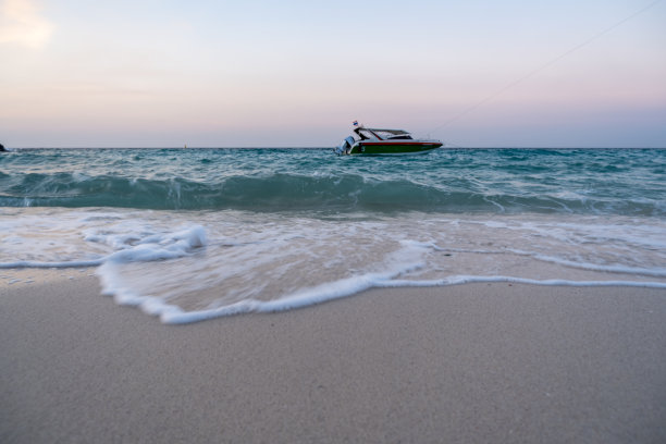 小船漂浮在海边，看着小浪图片下载