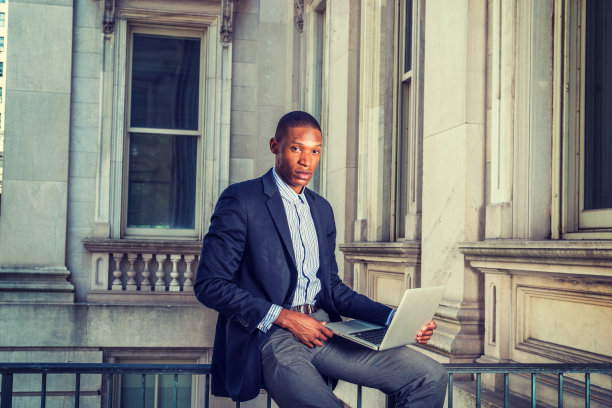 在纽约工作的年轻非洲裔美国商人图片下载